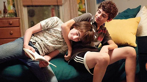 Szenenbild: Jake und Toni rangeln auf dem Bett