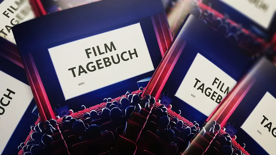 Abbildung mehrerer Filmtageb&uuml;cher &uuml;bereinanderliegend