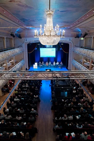 Er&ouml;ffnungsrunde im Kaisersaal, Ansicht des gesamten Veranstaltungsraum mit G&auml;sten