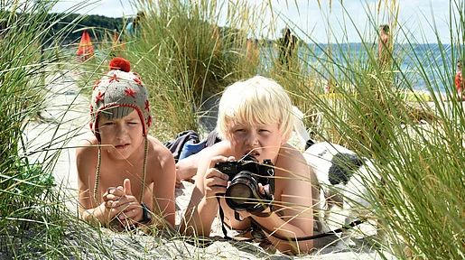 Szenenbild: Rico und Oskar liegen am Strand, in den Dünen versteckt und beobachten die Diebe