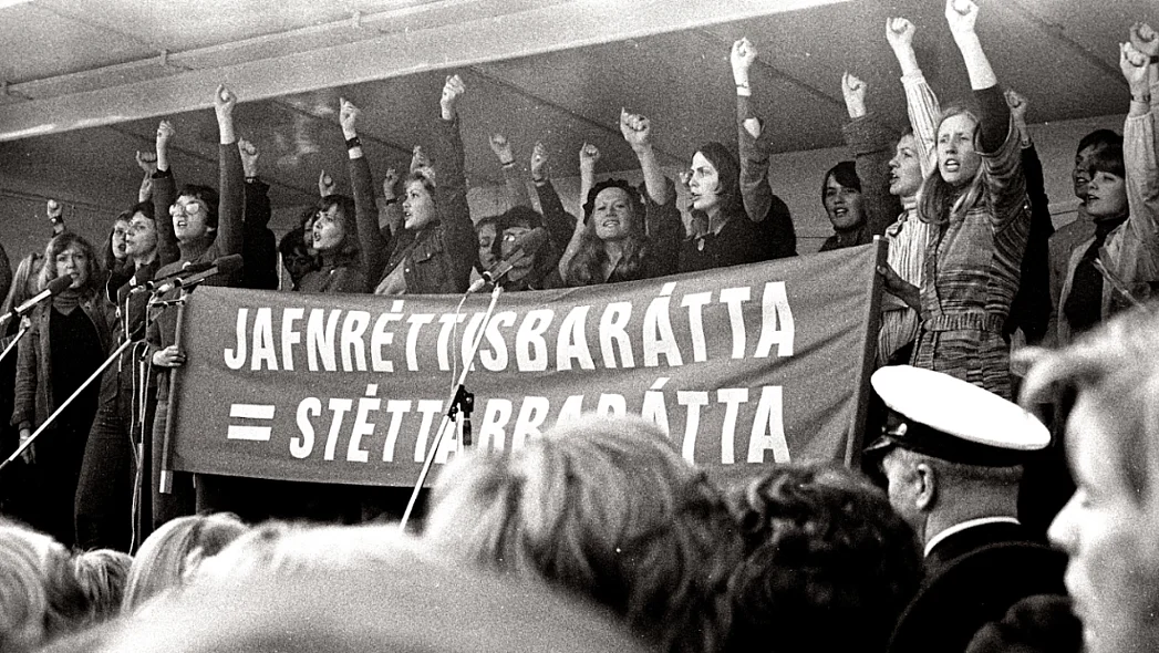 Frauen mit erhobenen F&auml;usten auf einer Demo mit einem Banner