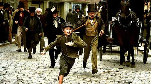 Szenenbild: Der flüchtende Oliver wird von Menschen durch die Straßen gejagt