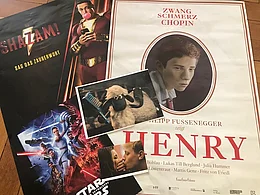 Mehrere Filmposter angeordnet auf einer Fl&auml;che