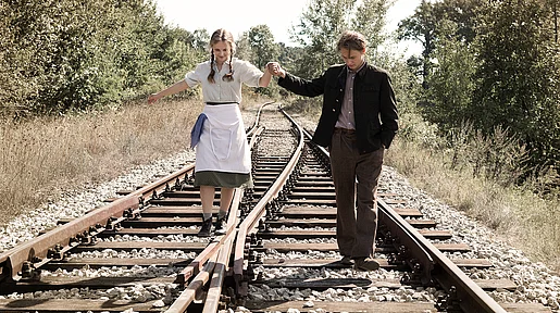 Szenenbild: Mädchen und Junge auf Bahngleisen