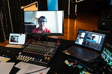 Regisseurin Aysun Bademsoy auf einem Monitor