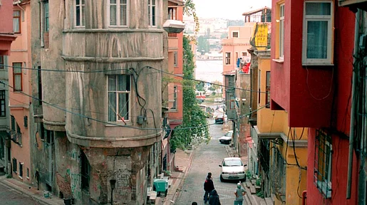 Szenenbild: Häuser in einer türkischen Stadt