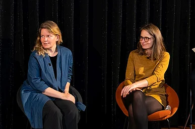 Zwei Frauen in St&uuml;hlen auf einer B&uuml;hne