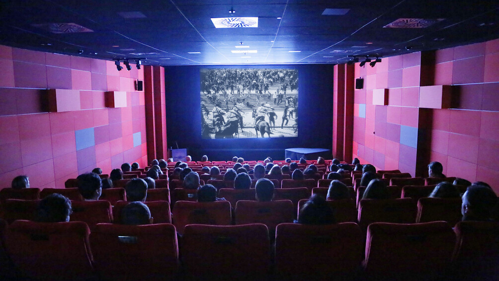 Schüler schauen einen Film im Kinosaal
