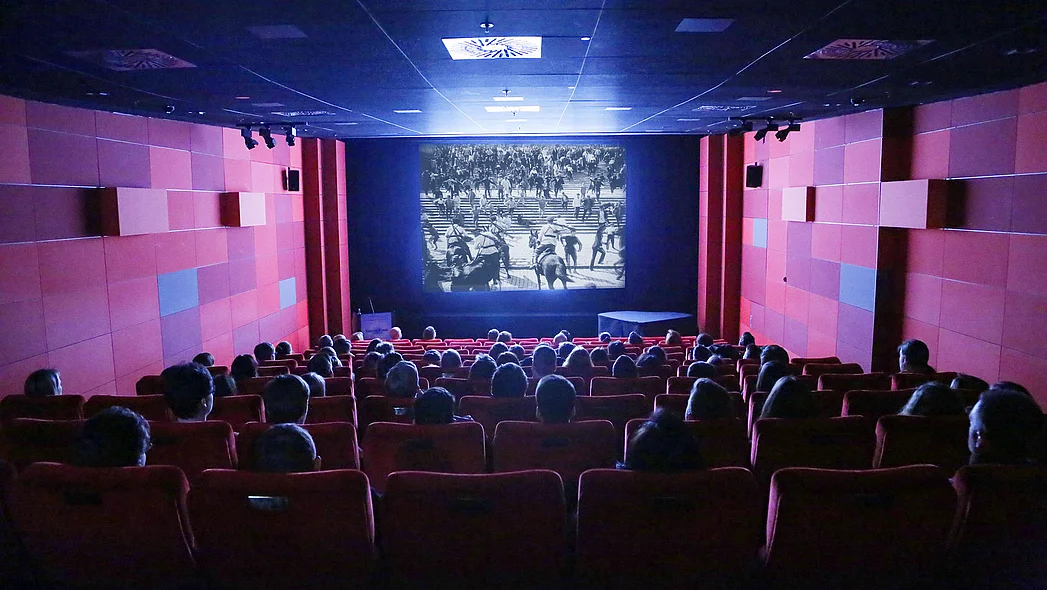 Sch&uuml;ler schauen einen Film im Kinosaal
