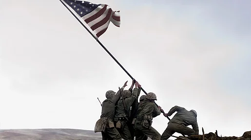 Szenenbild: Mehrere Soldaten stellen eine US-Flagge auf