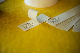 Abbildung eines Rollkinos vor gelbem Hintergrund