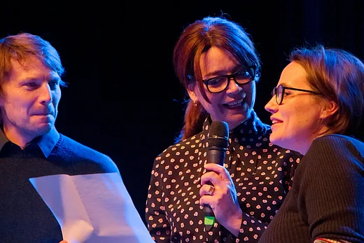 Carsten Schulte, Amelie Syberberg und Anna Schoeppe lesen aus Drehbuch DIE KLEINE HEXE, halbnahe Aufnahme