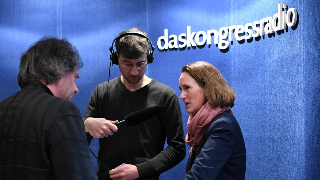 Integrationsbeauftragte Mirjam Kruppa im Interview am Stand des Kongressradios