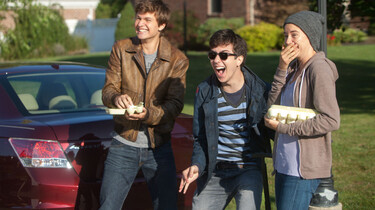 Szenenbild: Hazel Grace,Augustus und ein Freund hinter einem Auto, während sie Eier werfen