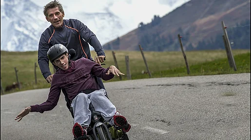 Szenenbild: Der 17-jährige Julien mit seinem Vater Paul auf einem umgebauten Fahrrad