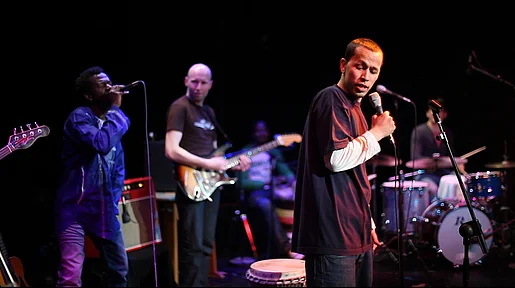 Die Band Strom & Wasser feat. The Refugees während eines Auftritts.