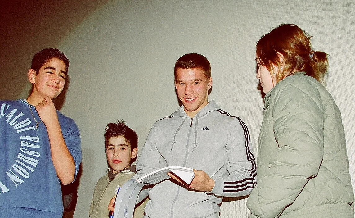Lukas Podolski mit Sch&uuml;lern