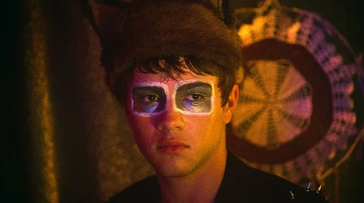 Szenenbild: Oscar hat sich für eine Party die Augen merkwürdig geschminkt