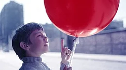 Filmstill aus dem Film DER ROTE BALLON, Kind mit einem gro&szlig;en roten Ballon