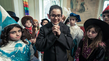 Szenenbild: Arturo in einer Kinder-Faschingsgesellschaft, er ist als Giulio Andreotti verkleidet