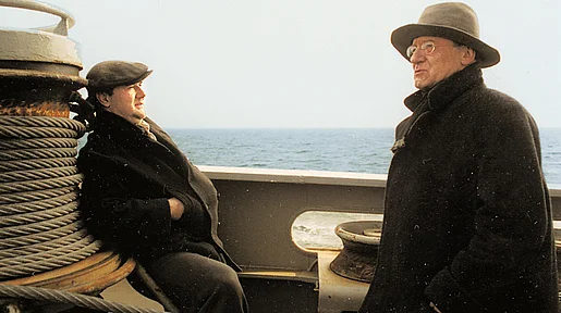 Szenenbild: Zwei Männer auf einem Schiff