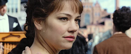 Jenny dreht sich um, ihr Gesicht gro&szlig;