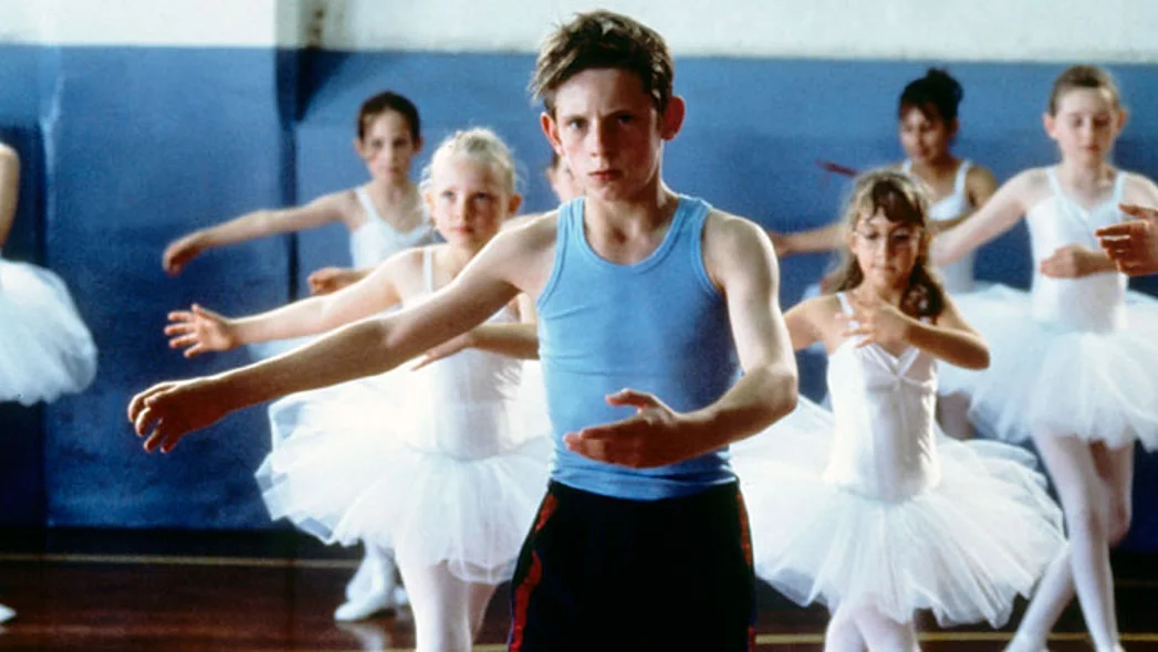 Billy Elliot beim Ballettunterricht.