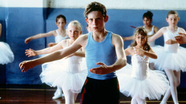 Billy Elliot beim Ballettunterricht.