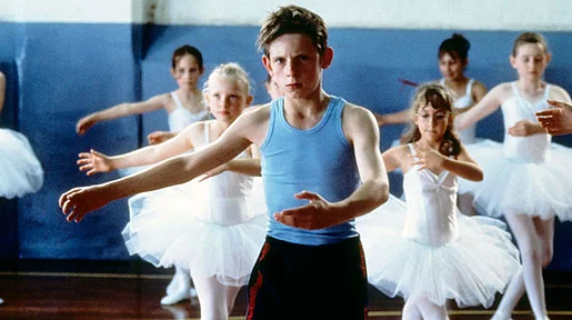 Billy Elliot beim Ballettunterricht.