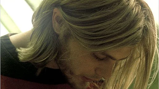 Szenenbild: ein junger Mann mit längeren blonden Haaren im Porträt