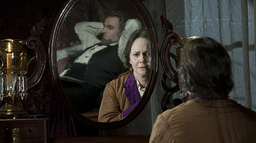 Szenenbild: Frau Lincoln vorm Spiegel