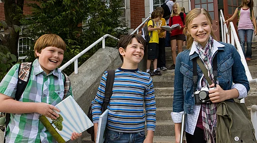 Szenenbild: Greg und Freund vor der Treppe zur Schule