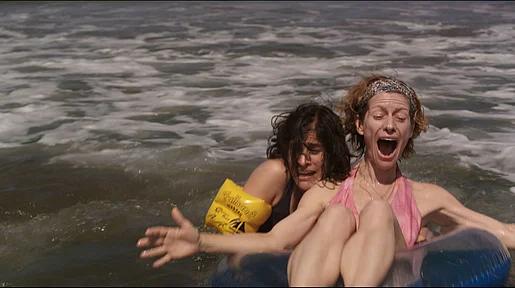 Szenenbild: Claudia und Martha im Wasser