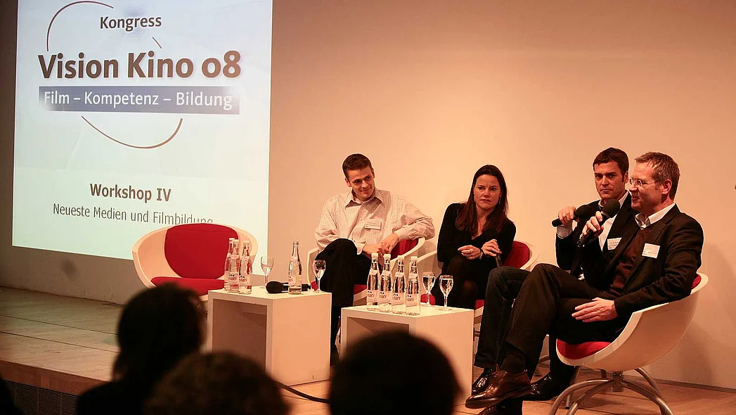 G&auml;ste diskutieren auf dem Podium