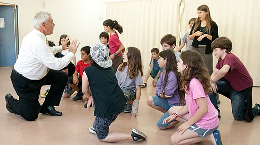 Szenenbild: Schülerinnen und Schüler bei der Probe