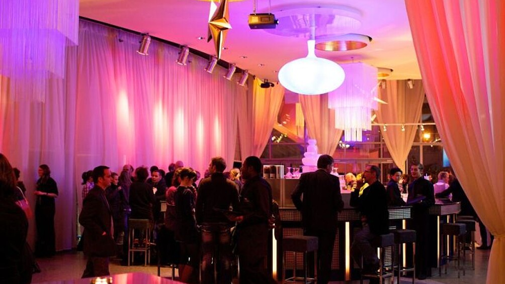 Foyer in pinkes Licht getaucht