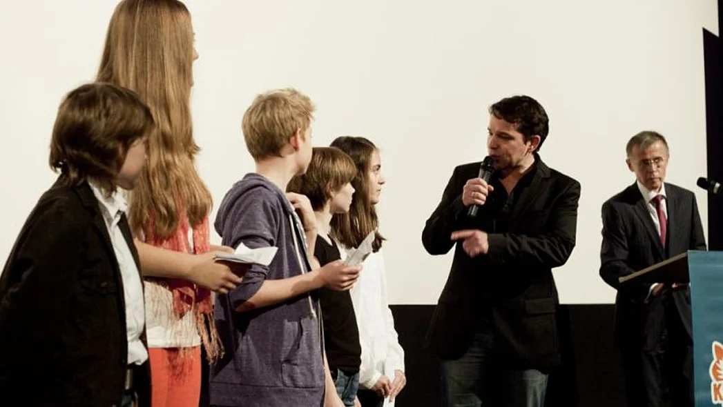 Die Kinderjury wird von Moderator Juri Tetzlaff befragt, im Hintergrund FFA Vertreter Frank V&ouml;lkert