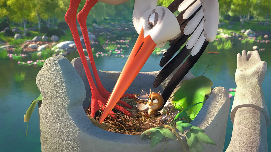 Szenenbild aus dem Animationsfilm: Die Storchenmutter beugt sich &uuml;ber einen winzigen Spatzen in ihrem Nest
