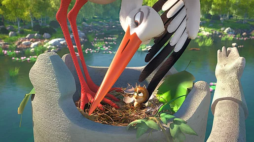 Szenenbild aus dem Animationsfilm: Die Storchenmutter beugt sich über einen winzigen Spatzen in ihrem Nest