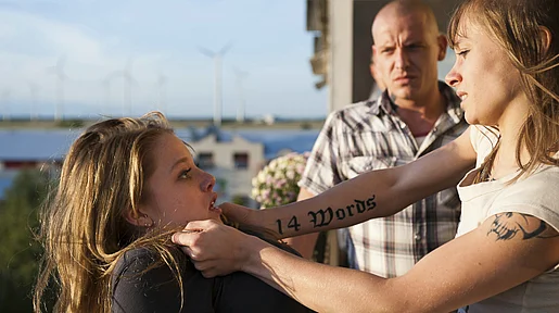 Szenenbild: Marisa bedroht ein junges Mädchen auf dem Balkon und drückt sie über die Brüstung