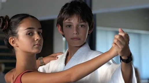 Szenenbild: Das junge Paar in Tanzhaltung