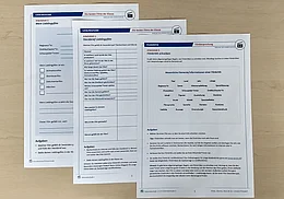 Verschiedene Arbeitsbl&auml;tter auf einem Tisch ausgebreitet