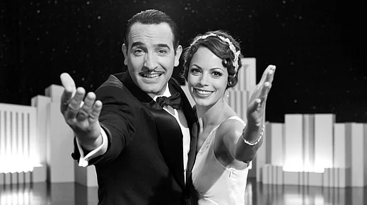 Szenenbild: Die beiden Hollywoodstars mit großer, auf die Betrachter gelenkten, Geste