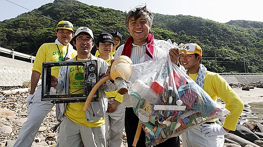 Szenenbild: Die Hauptdarsteller halten Plastik in der Hand