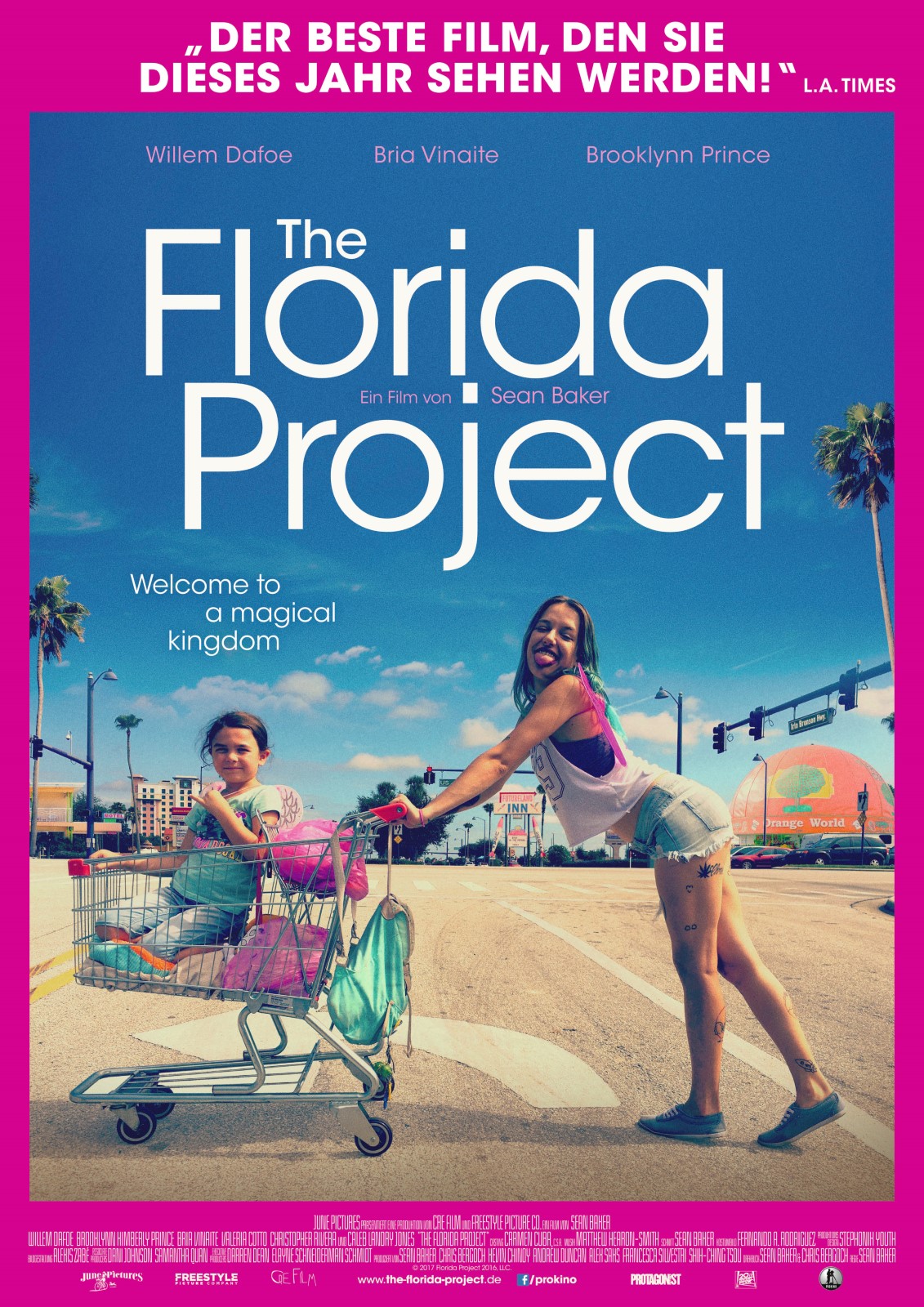 Auf dem Filmplakat sieht man eine Frau, die lachend einen Einkaufswagen schiebt in dem ein junges Mädchen sitzt. 