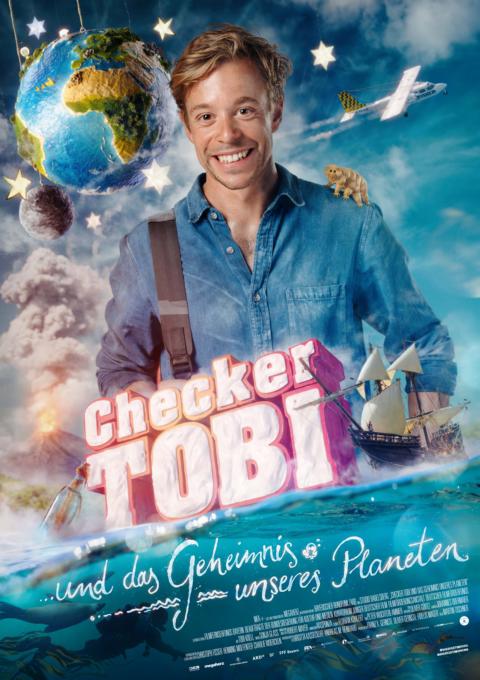 Checker Tobi ist in der Mitte des Plakats und lacht in die Kamera. Hinter ihm sind eine Weltkugel und ein Flugzeug abgebildet.