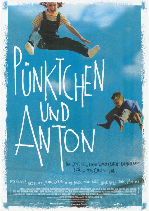 Ein blauer Hintergrund. Mit weißer Schrift steht der Titel des Films in der Mitte. Pünktchen und Anton sprigen in der Luft.